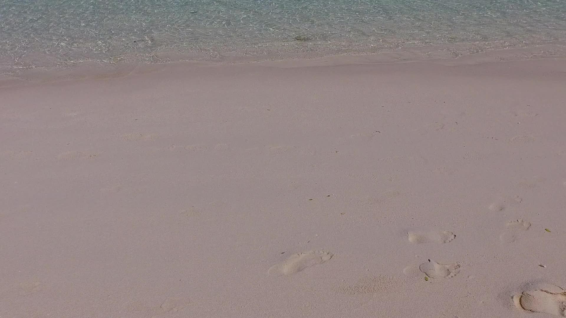 美丽的海湾海滩度假温暖的海景蓝海和沙洲附近的白沙背景视频的预览图