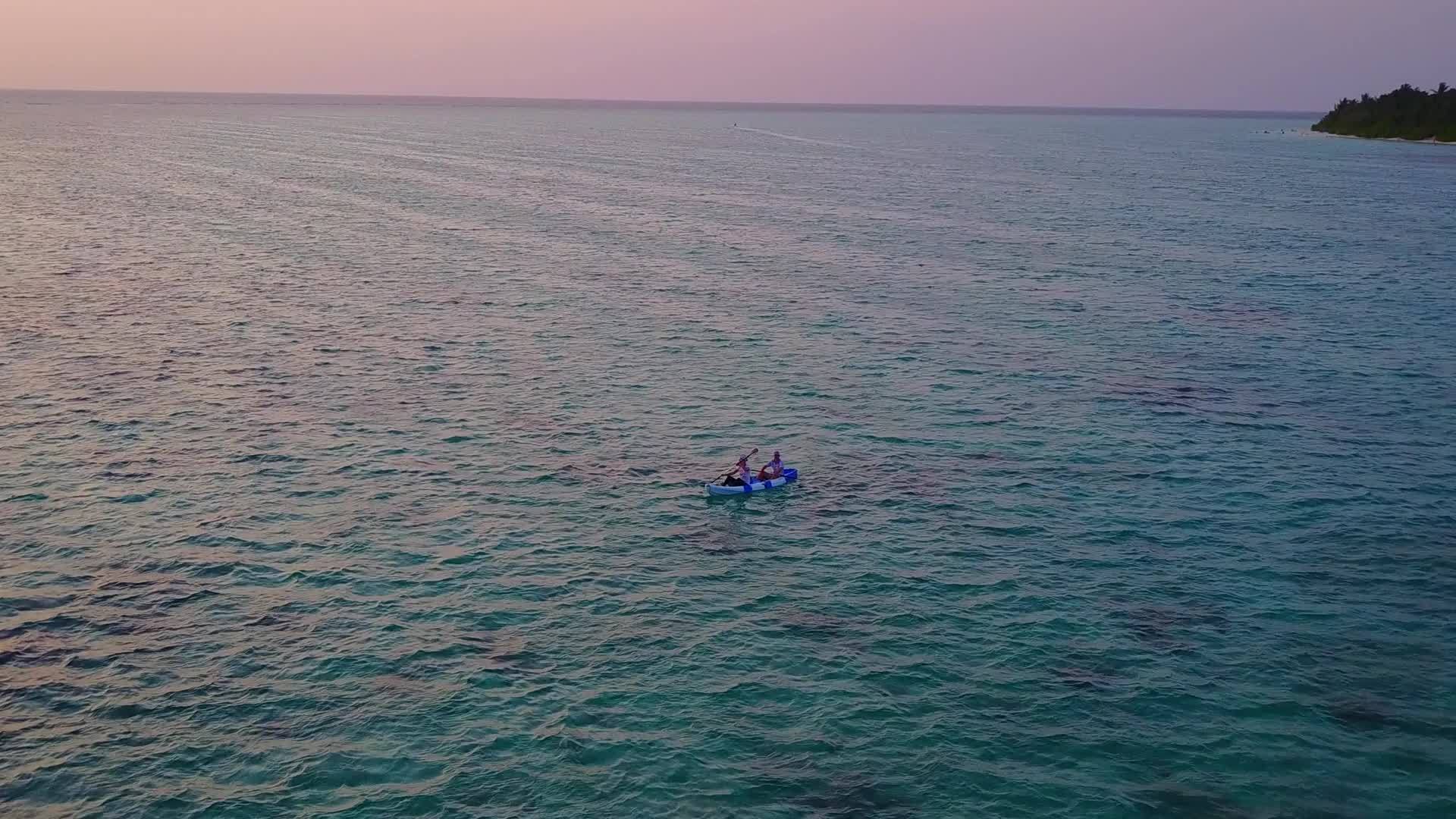 海洋环礁海滩生活在沙巴附近的蓝环礁湖和白色沙滩上视频的预览图
