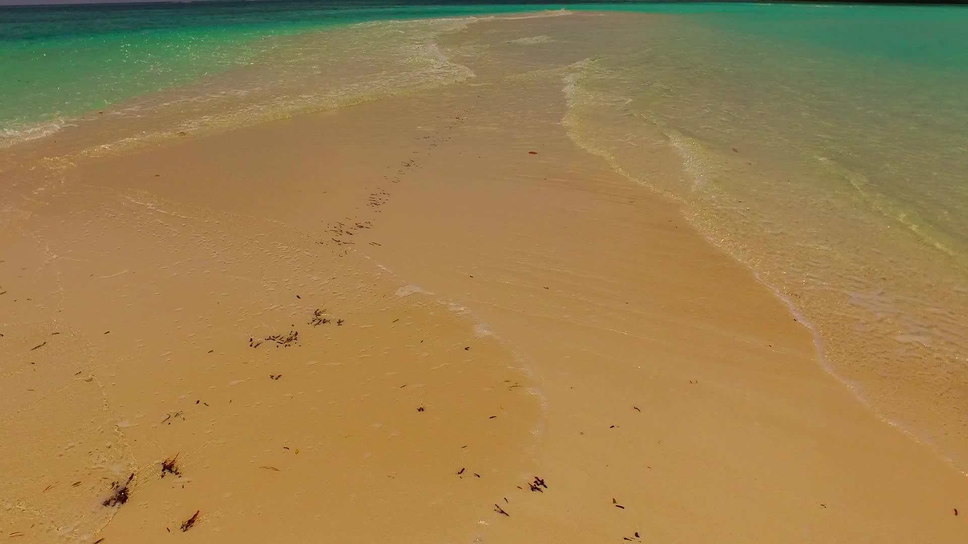 在沙洲附近的浅水和明亮的沙滩背景下近距离欣赏田园诗般的海岸视频的预览图