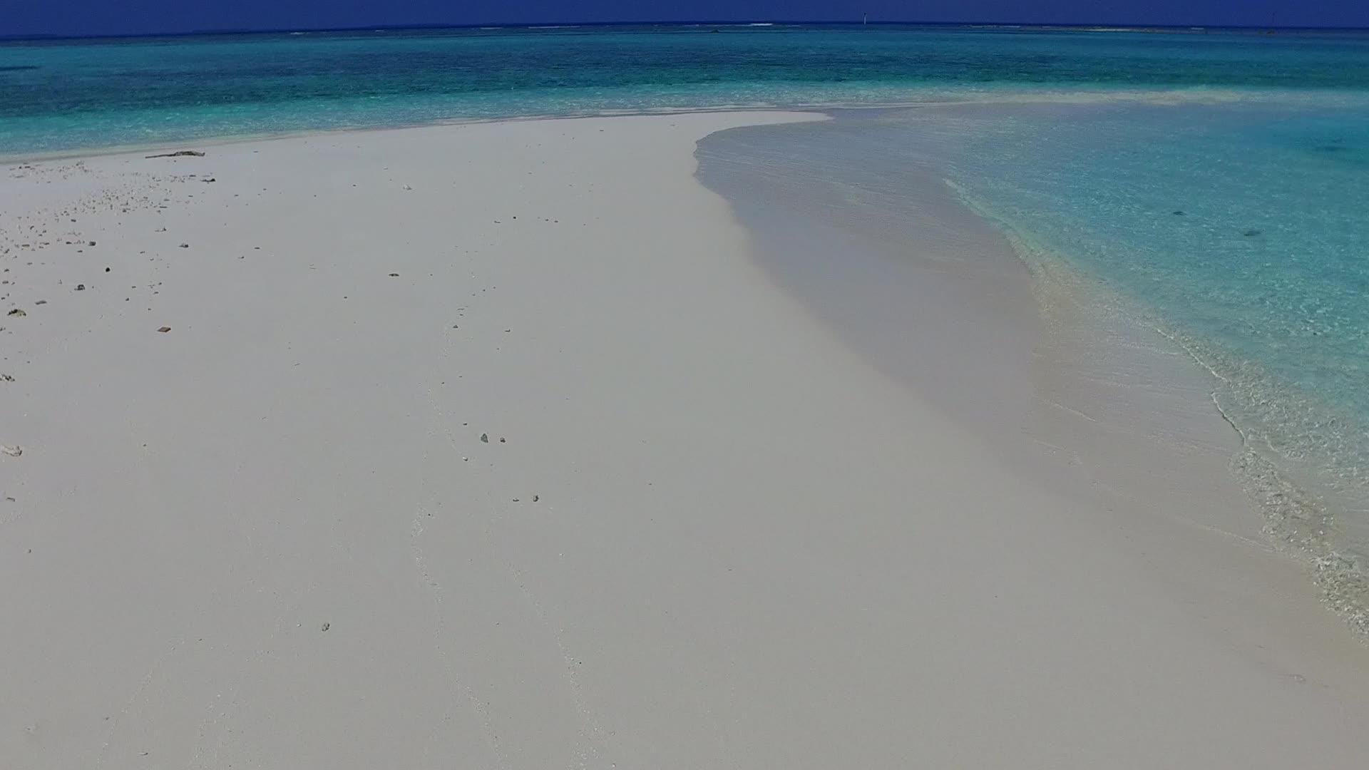 在阳光下白沙的背景是透明的海上度假海滩视频的预览图