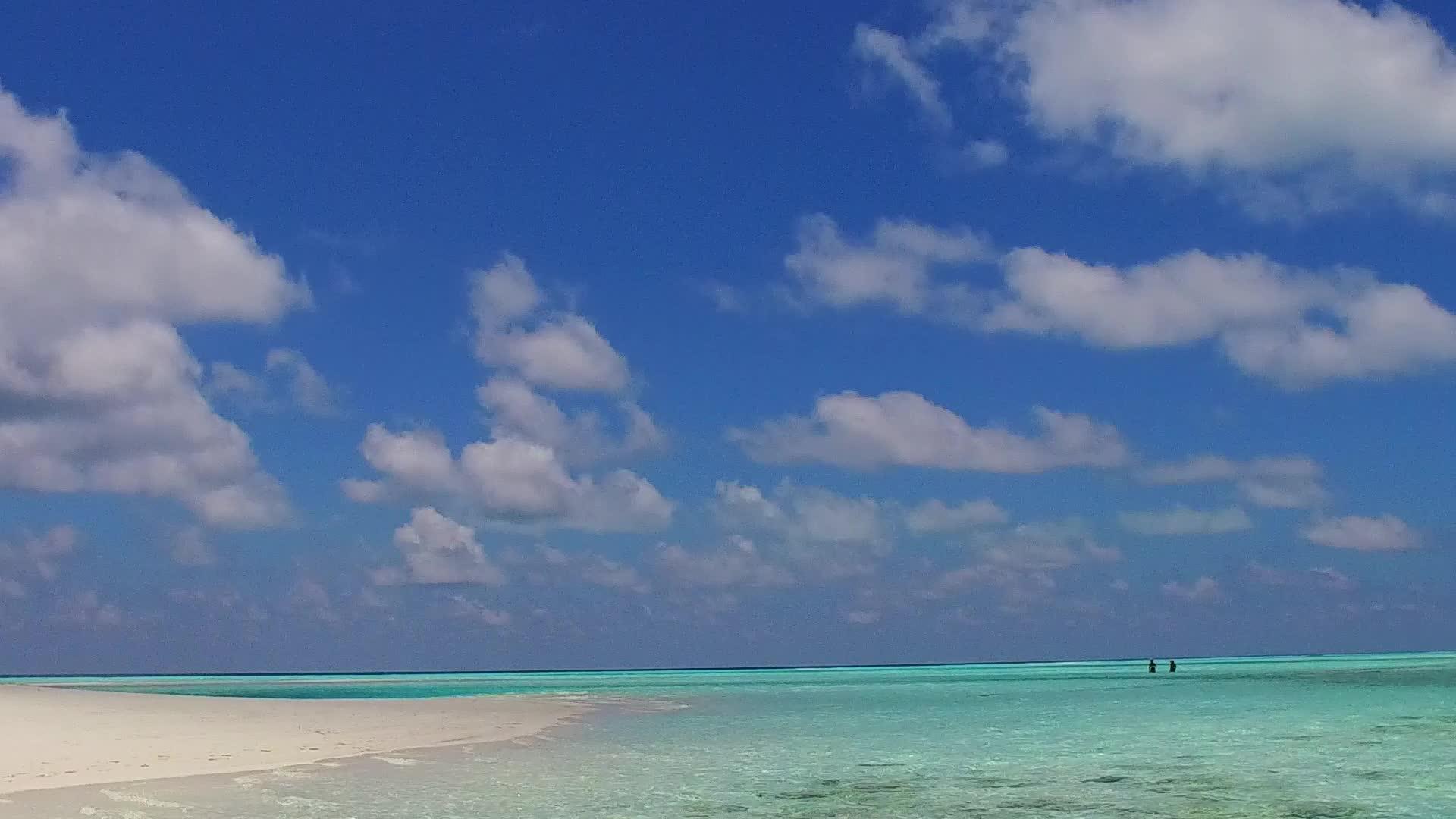舒缓的背景通过透明的海洋和珊瑚礁附近的白色视频的预览图