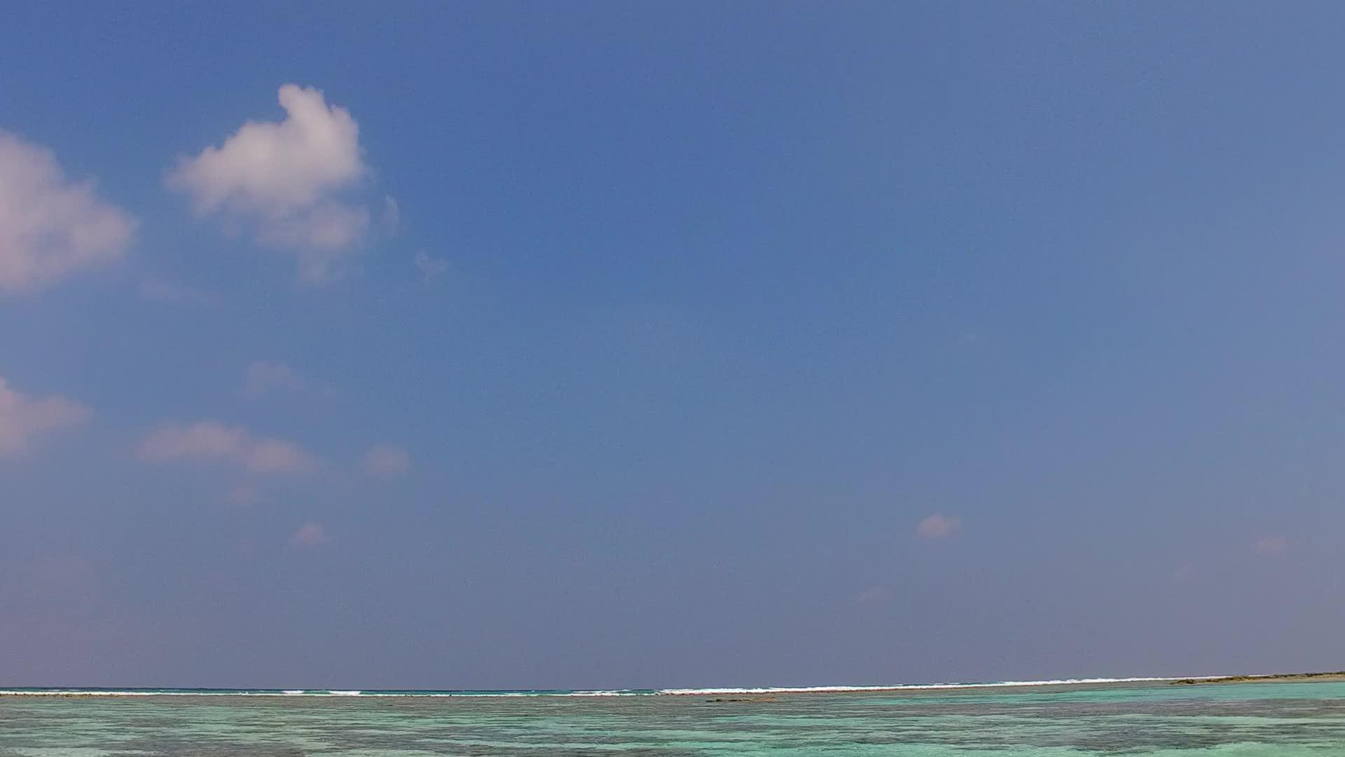热带环礁湖海滩夏季摘要浅海近冲浪有白沙背景视频的预览图