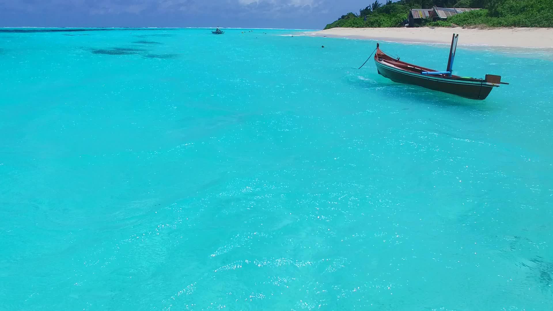 热带海景海滩度假的浪漫海景在珊瑚礁附近有一个白色的海滩背景视频的预览图