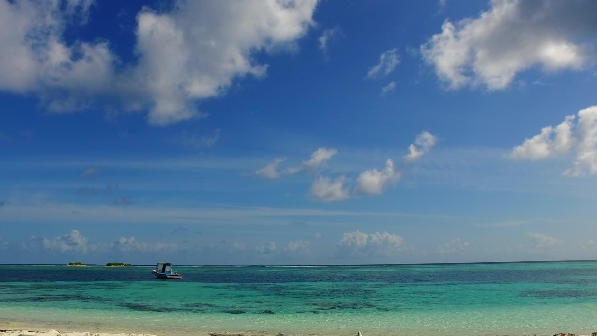 美丽的度假胜地在海滩上航行空荡荡的全景水蓝色的水靠近海滩视频的预览图
