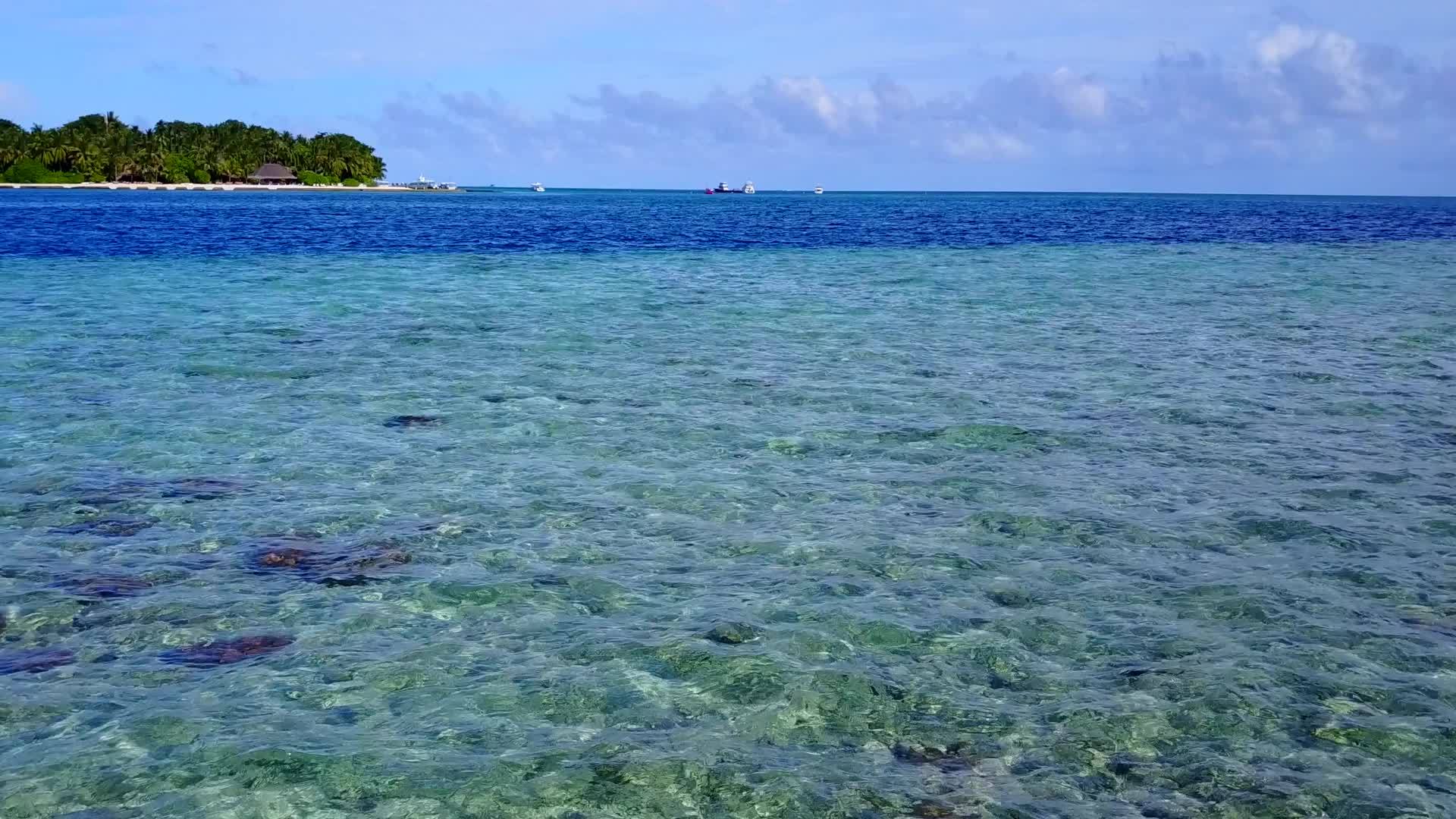 蓝绿色海洋和白色海滩是度假村附近的异国海岸海滩之旅视频的预览图