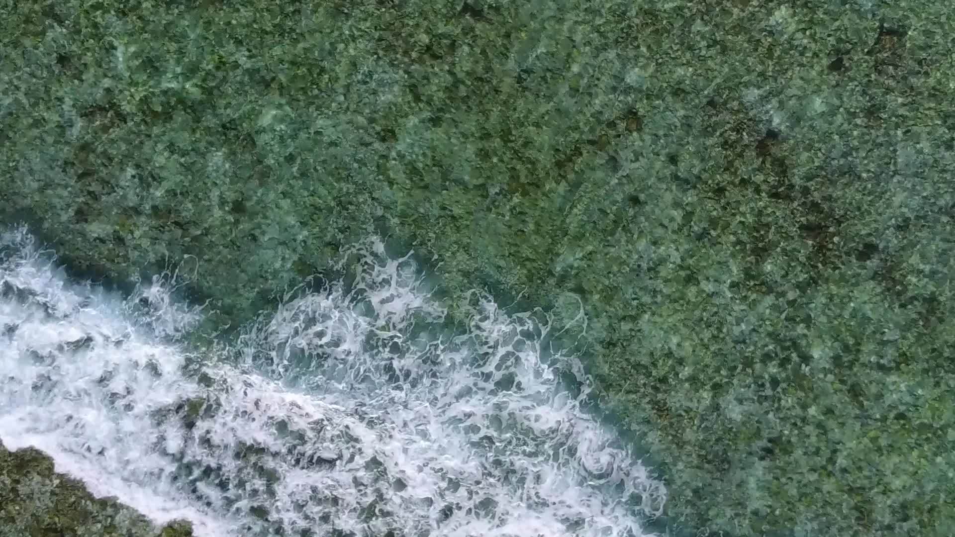 日出后蓝绿色的环礁和白色的沙沙背景打破了海滩的开阔海景视频的预览图