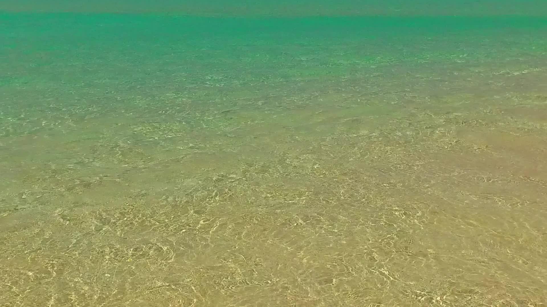 热带海岸线海滨海滩之旅夏季风景蓝绿环礁湖靠近视频的预览图