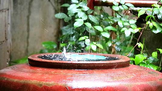 雨水流入一个大罐子村民们将在旱季收集水以备用视频的预览图