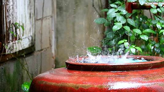 雨水滴落在泰国农村的大水箱里视频的预览图