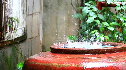 村民们将在旱季收集水雨水流入大罐水中视频的预览图