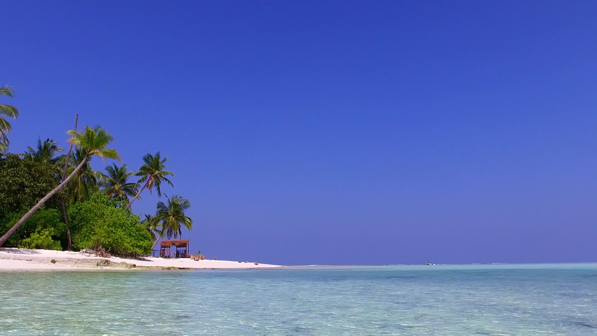 以浅海为起点浅海热带湾海滩在阳光下以白沙为背景视频的预览图