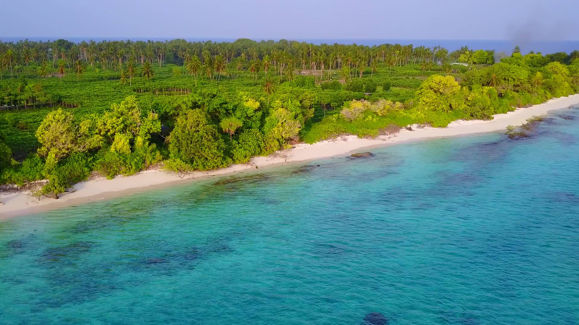 阳光下的蓝色海洋白色沙滩的背景宁静的海滩度假视频的预览图
