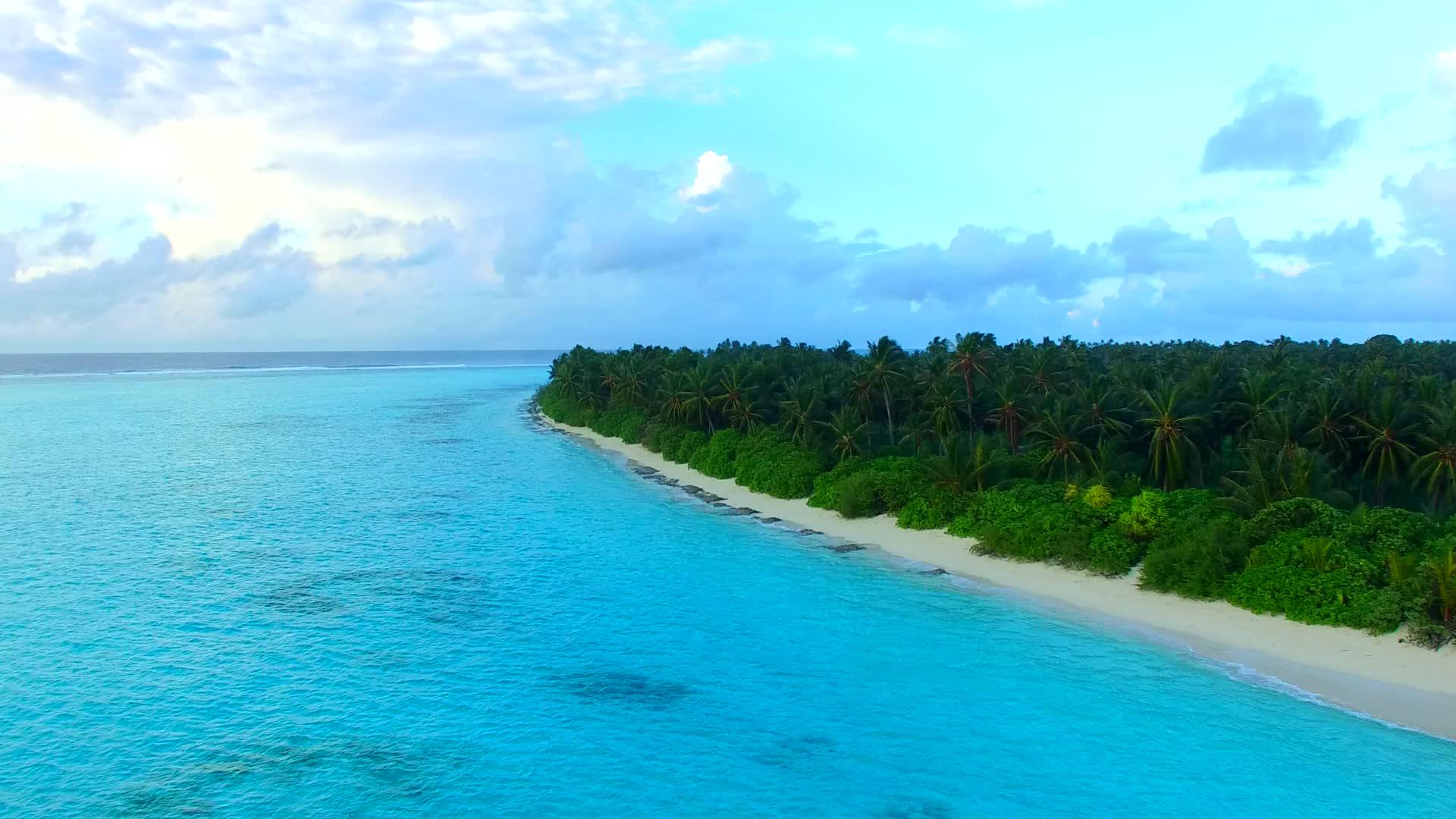 靠近波浪的白沙背景透明泻湖热带旅游海滩探索开放旅游视频的预览图