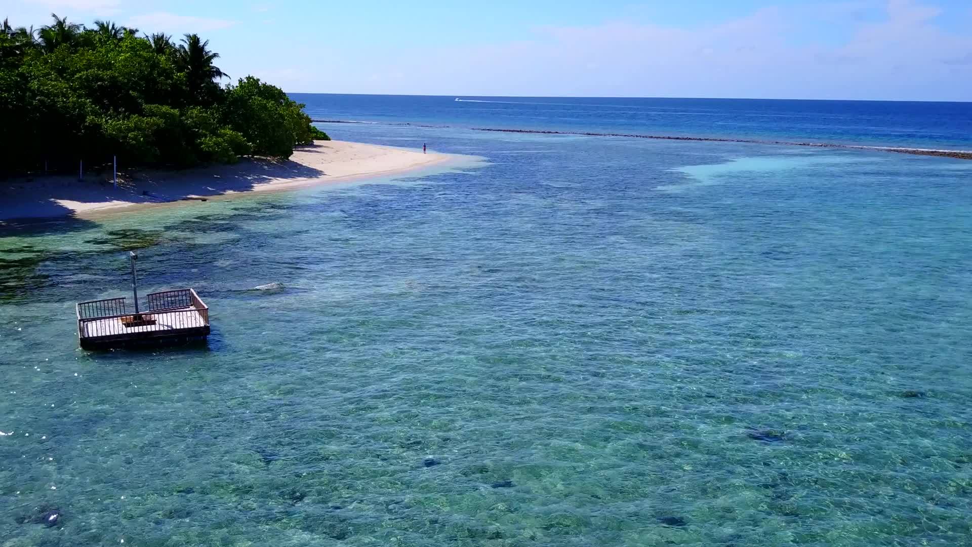 阳光明媚的天堂天空海滩度假蓝水和白色沙沙背景视频的预览图