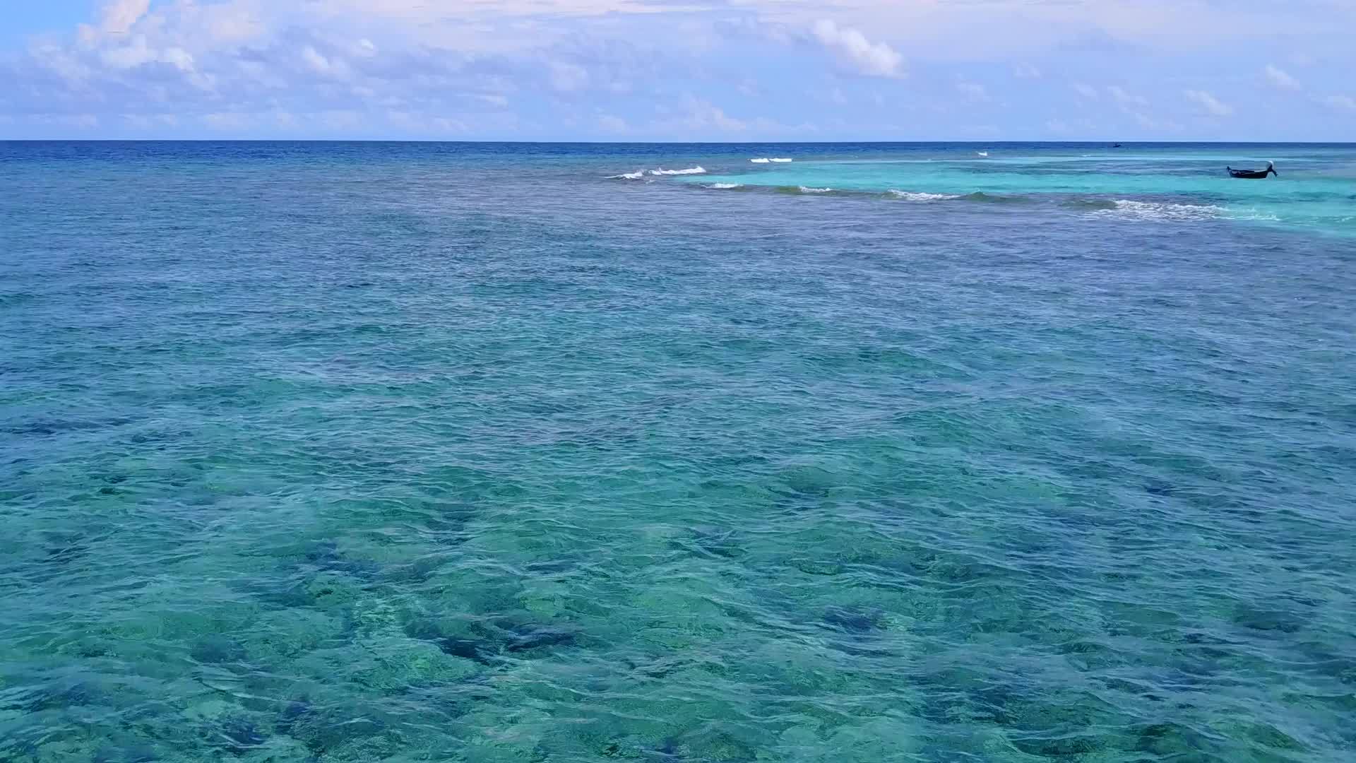 阳光下洁净的水和白沙底背景下的白沙风光开放的外国旅游视频的预览图