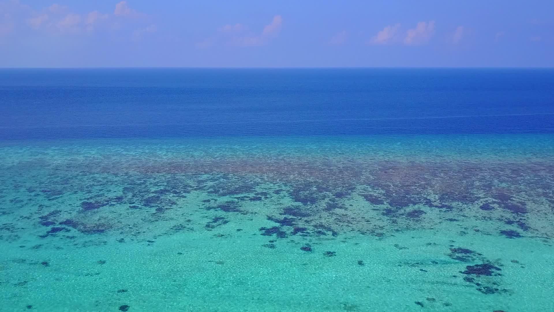 度假胜地附近的白色海滩背景的透明海洋放松了天的海滩视频的预览图
