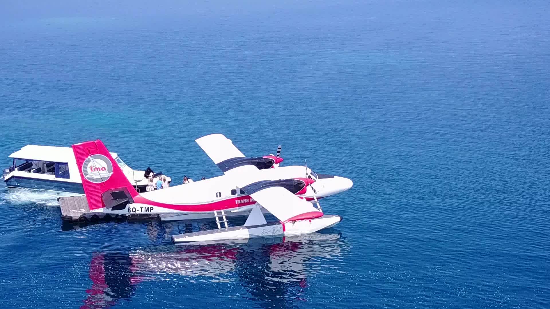 水上飞机停泊在海上视频的预览图
