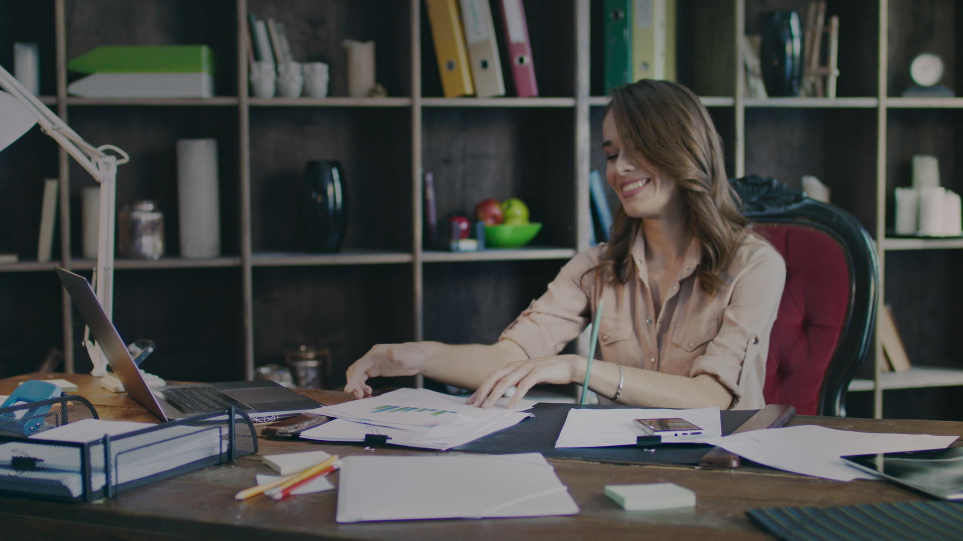 快乐的女商人在办公室微笑着成功地享受着工作视频的预览图
