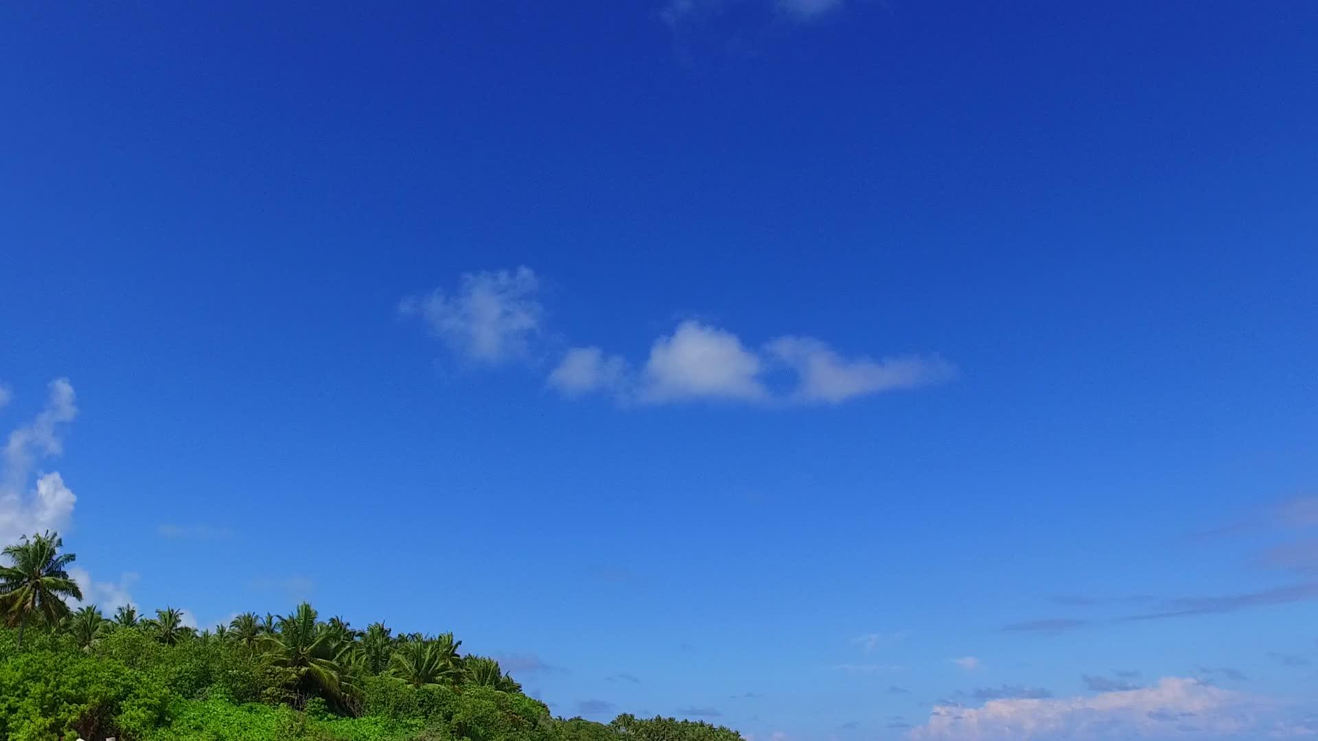 复制田园诗般的海景蓝绿色的海洋和沙洲附近的白沙背景视频的预览图