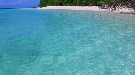 蓝环礁和阳光下白色沙滩背景的奇怪海岸线度假度假日风景视频的预览图
