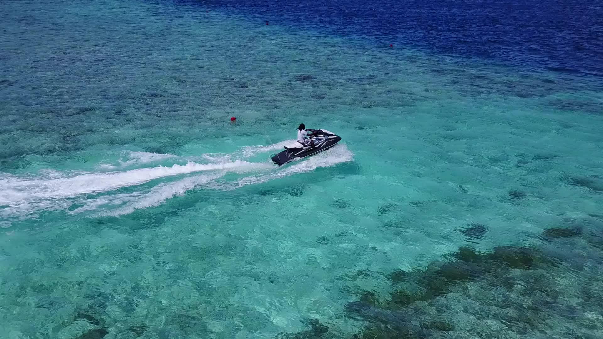 完美的岛屿海滩有蓝色的环礁湖视频的预览图