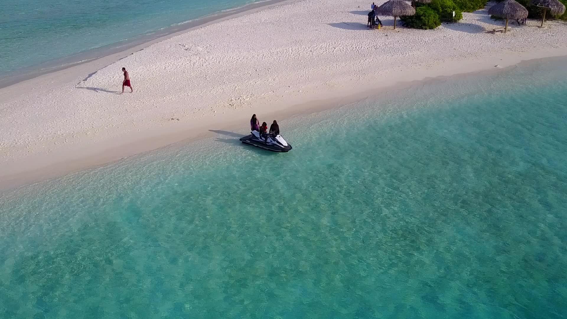 夏天乘坐天堂岛海滩沿着蓝绿海航行度假胜地附近有干净的地方视频的预览图