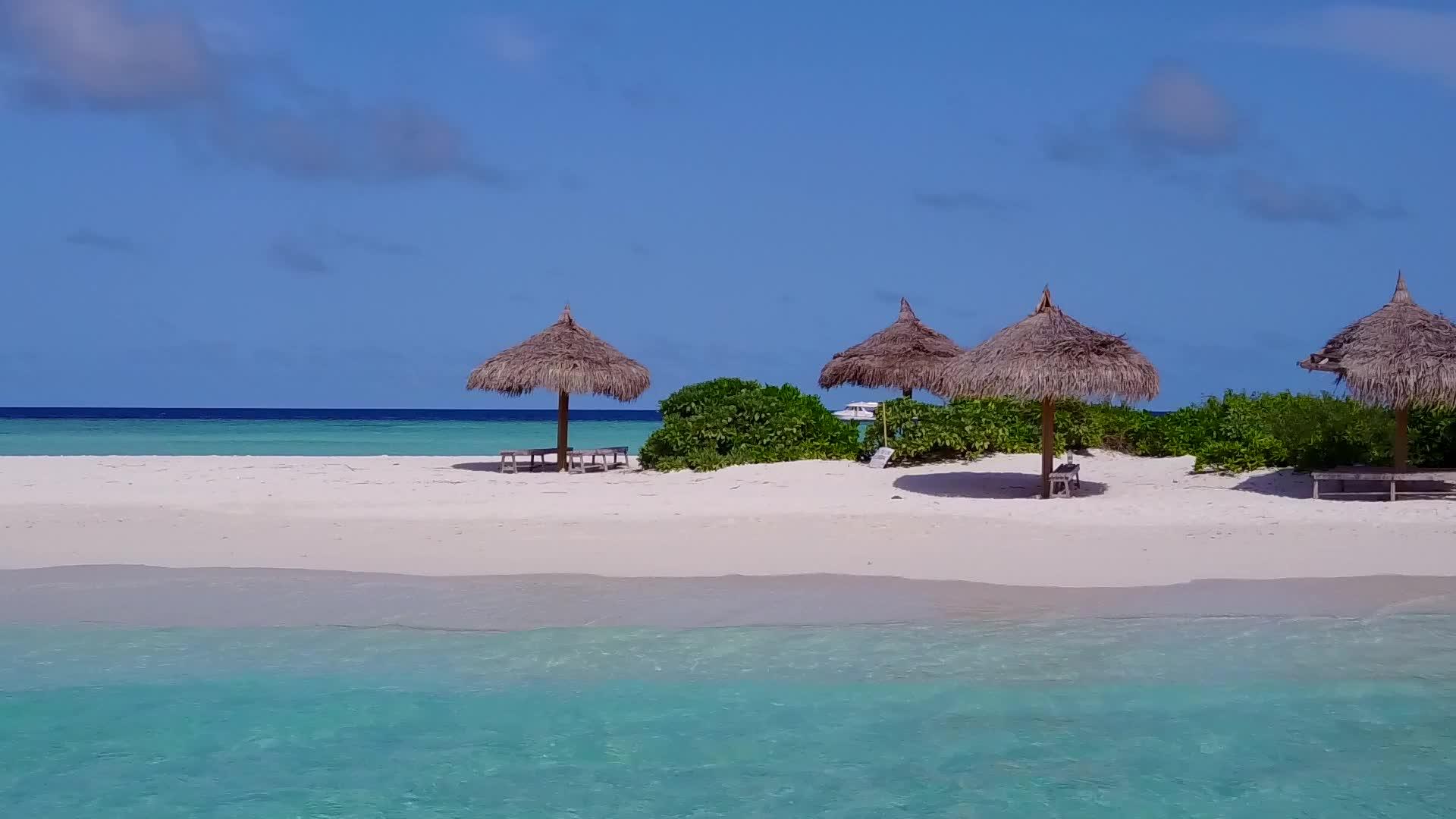 通过阳光下的清海和白色沙滩背景放松海滩生活方式视频的预览图