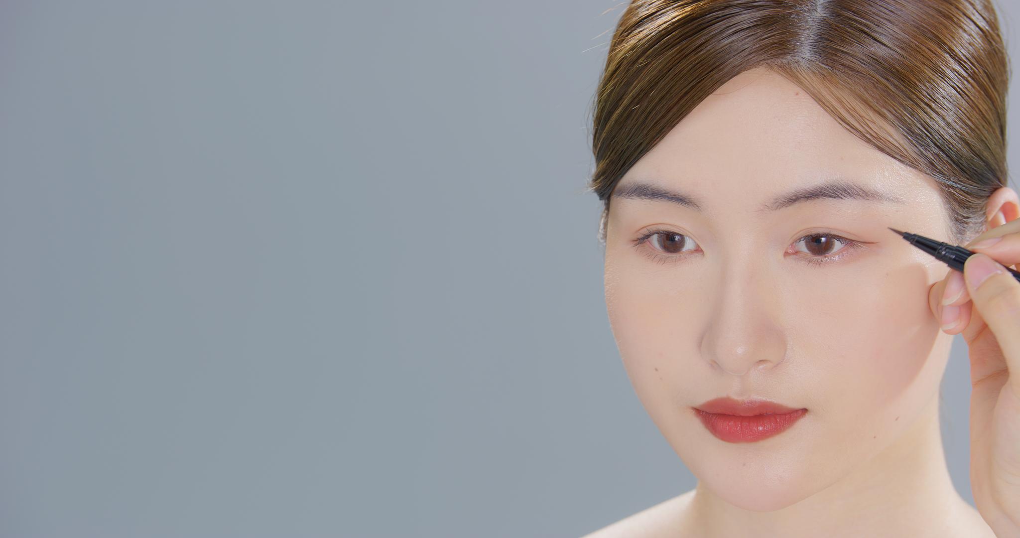 8K化妆师为年轻女性画眼线视频的预览图
