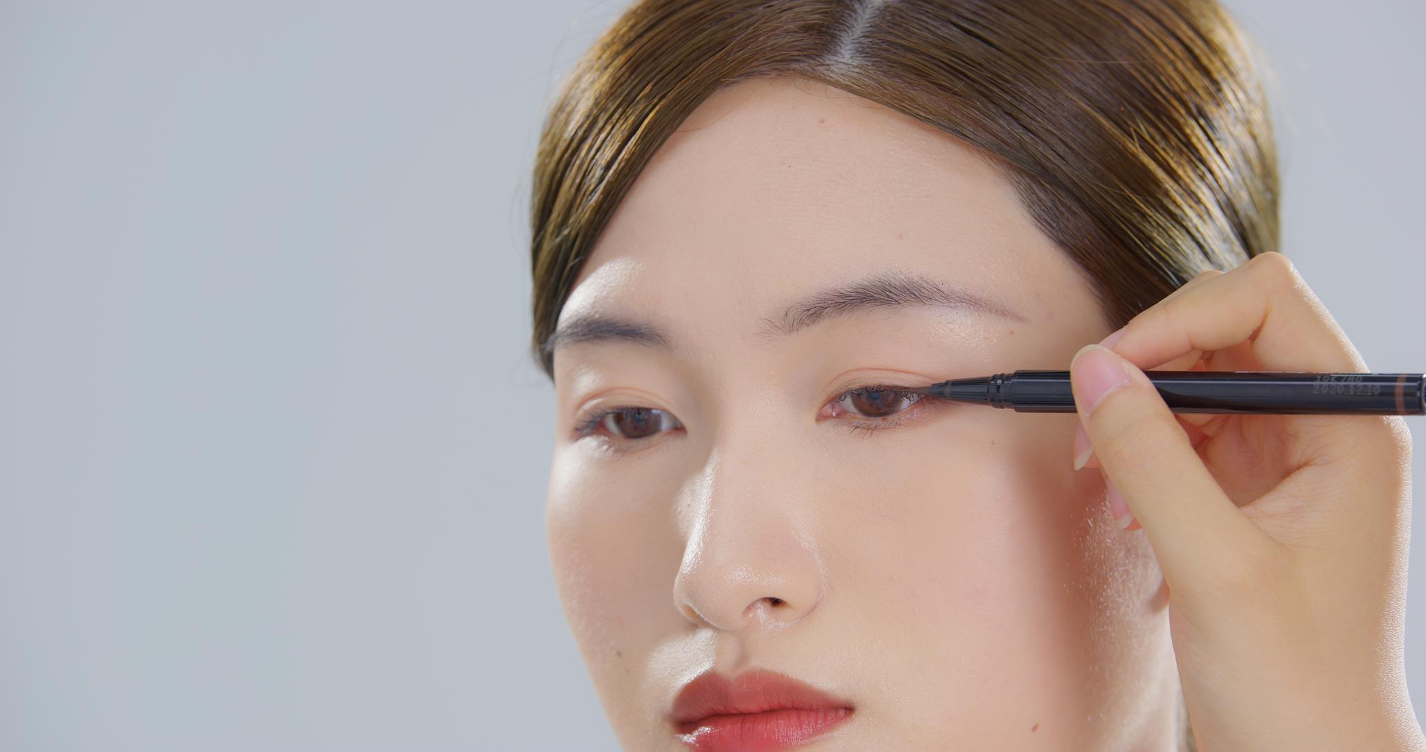 8K化妆师为年轻女性画眼线视频的预览图