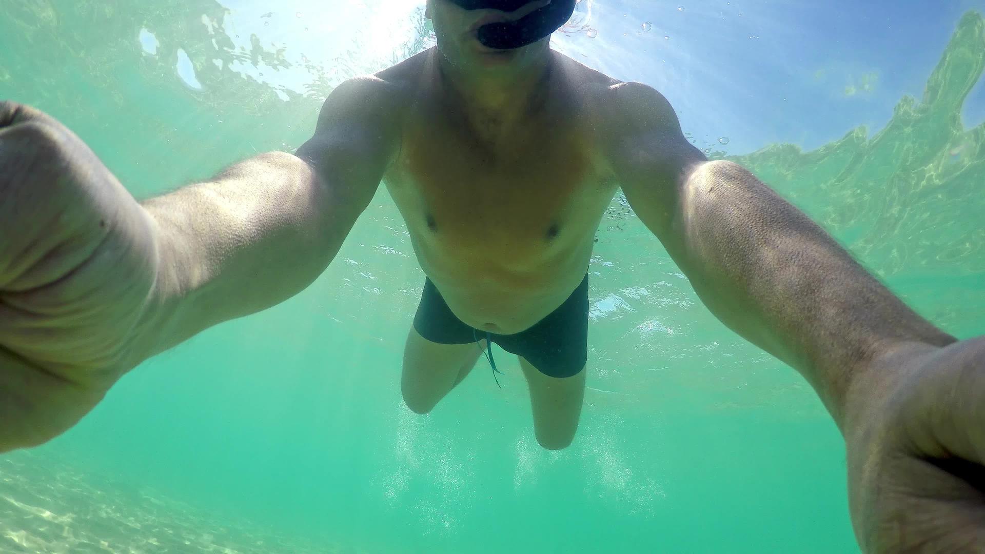 夏天男子在夏日的阳光下戴着潜水面具视频的预览图