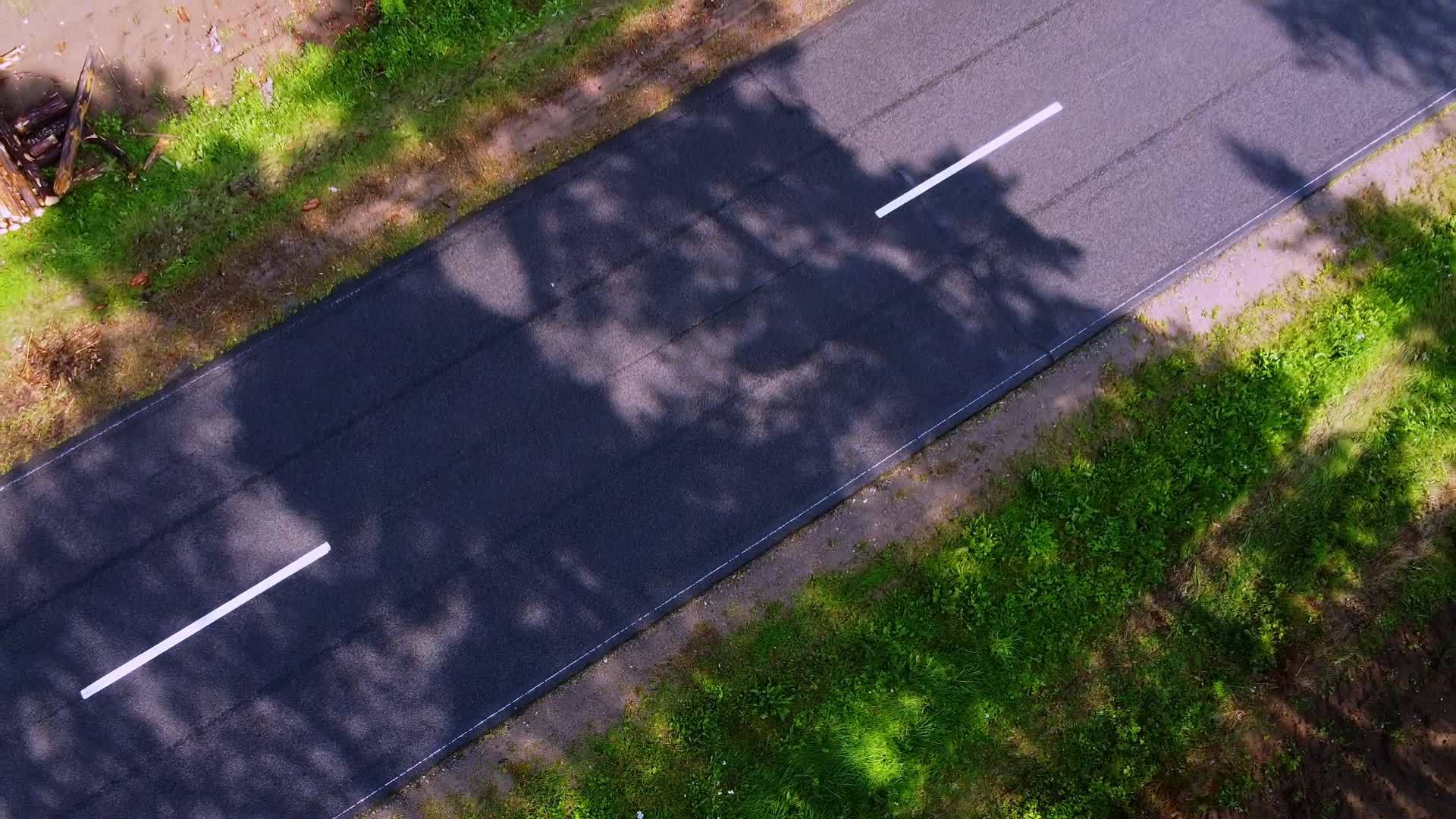 无人驾驶飞机飞越森林道路视频的预览图