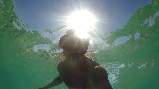 潜水员在夏天的阳光和闪耀的光线下戴着潜水面具的自画像视频的预览图