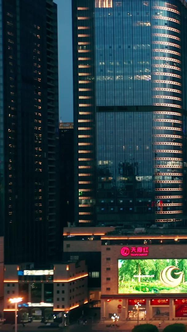 拍摄成都地标天府广场高楼大厦夜景视频的预览图
