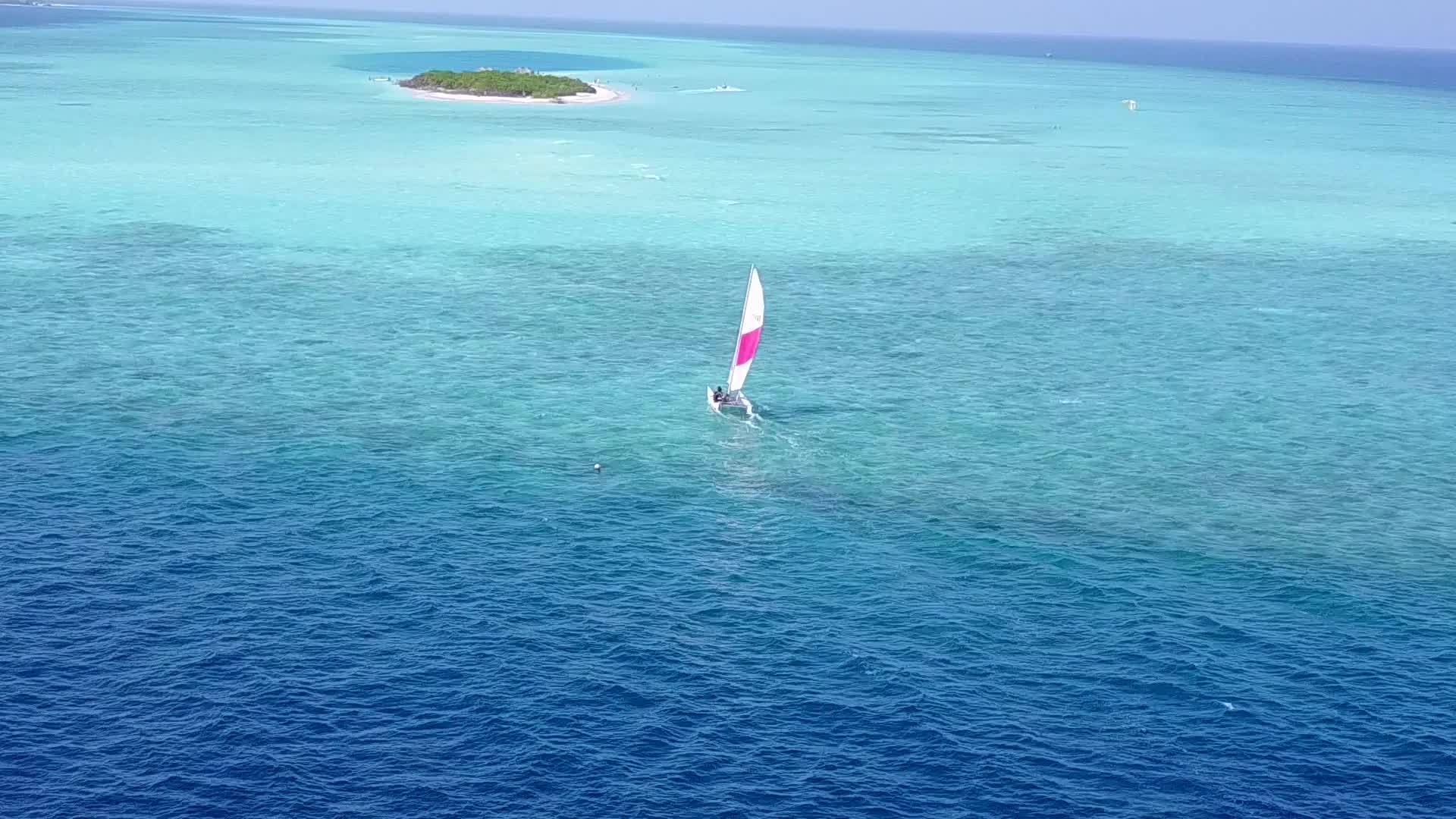 夏天和夏天天空使海岸海滩上的野生动物在日落前有清水和白色沙沙作用视频的预览图