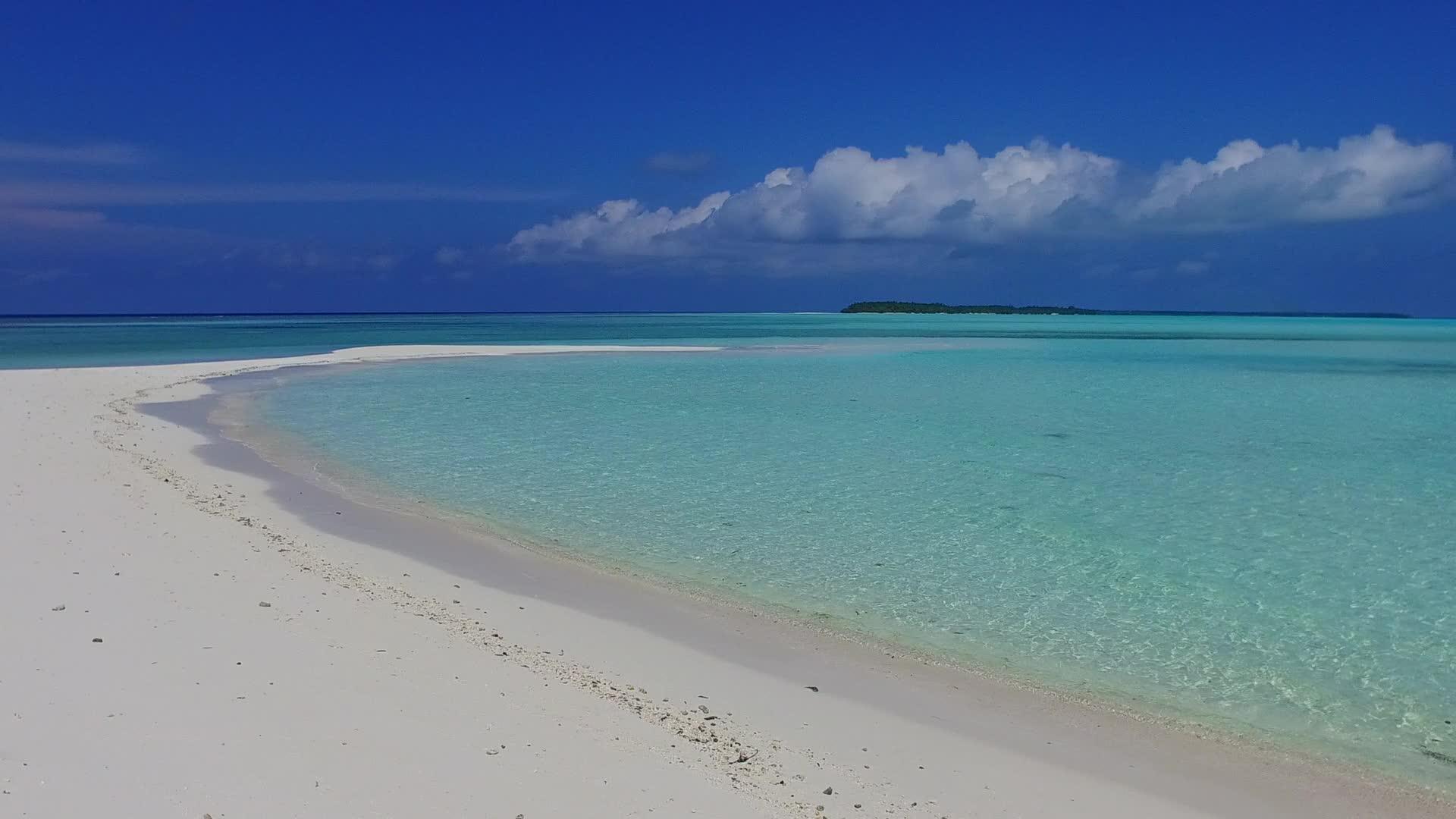 蓝色环礁湖在蓝色环礁上游览冲浪附近有白色沙子背景视频的预览图