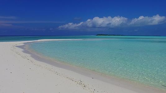 蓝色环礁湖在蓝色环礁上游览冲浪附近有白色沙子背景视频的预览图