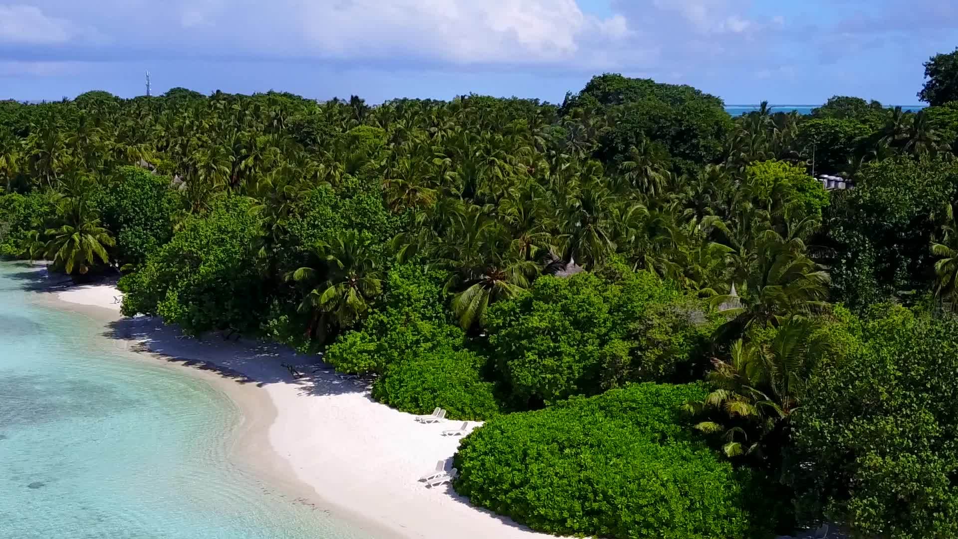绿松石水热带度假村海滩时间附近有明亮的沙质背景视频的预览图