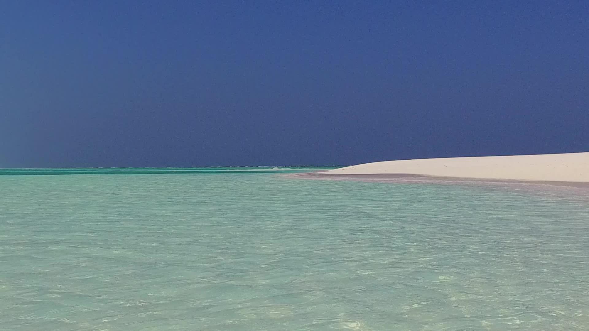 完美的海滩生活方式蓝环礁湖和日出后的白色沙滩背景视频的预览图
