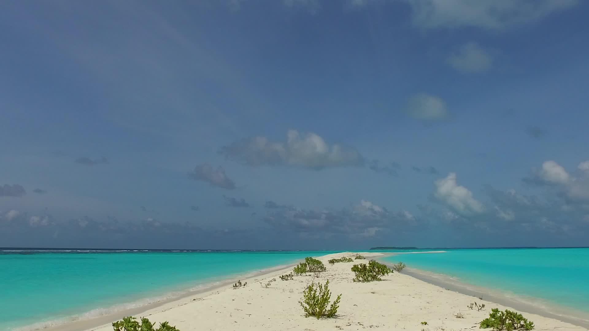 完美的海滨海滩通过蓝水和白色海滩背景靠近度假胜地视频的预览图