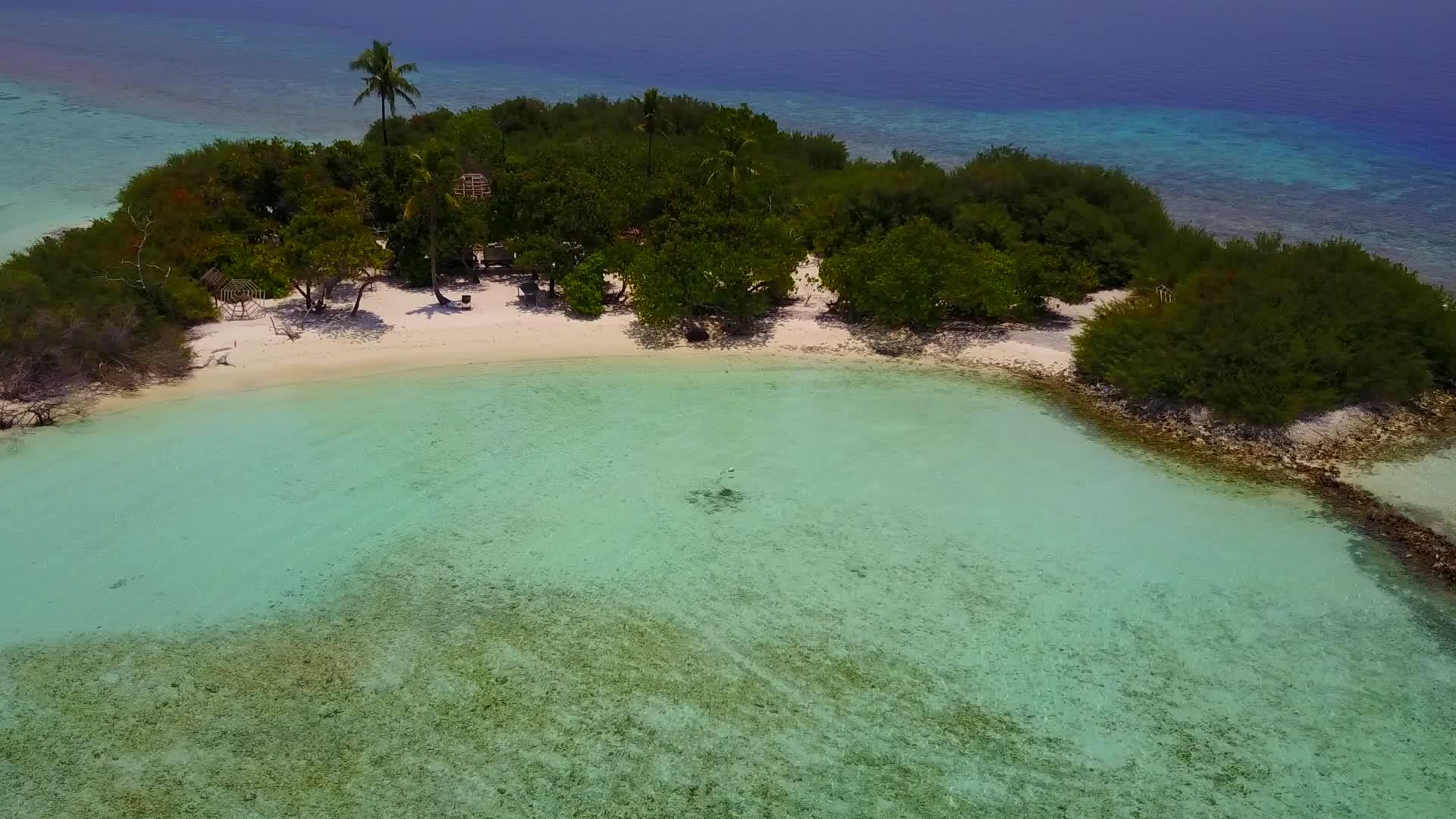 在蓝色环礁湖和沙巴礁湖和沙巴附近清洁的沙土背景视频的预览图
