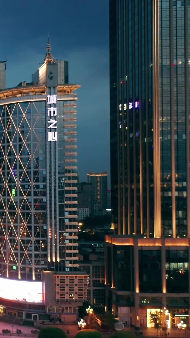 拍摄成都地标天府广场高楼大厦夜景视频的预览图