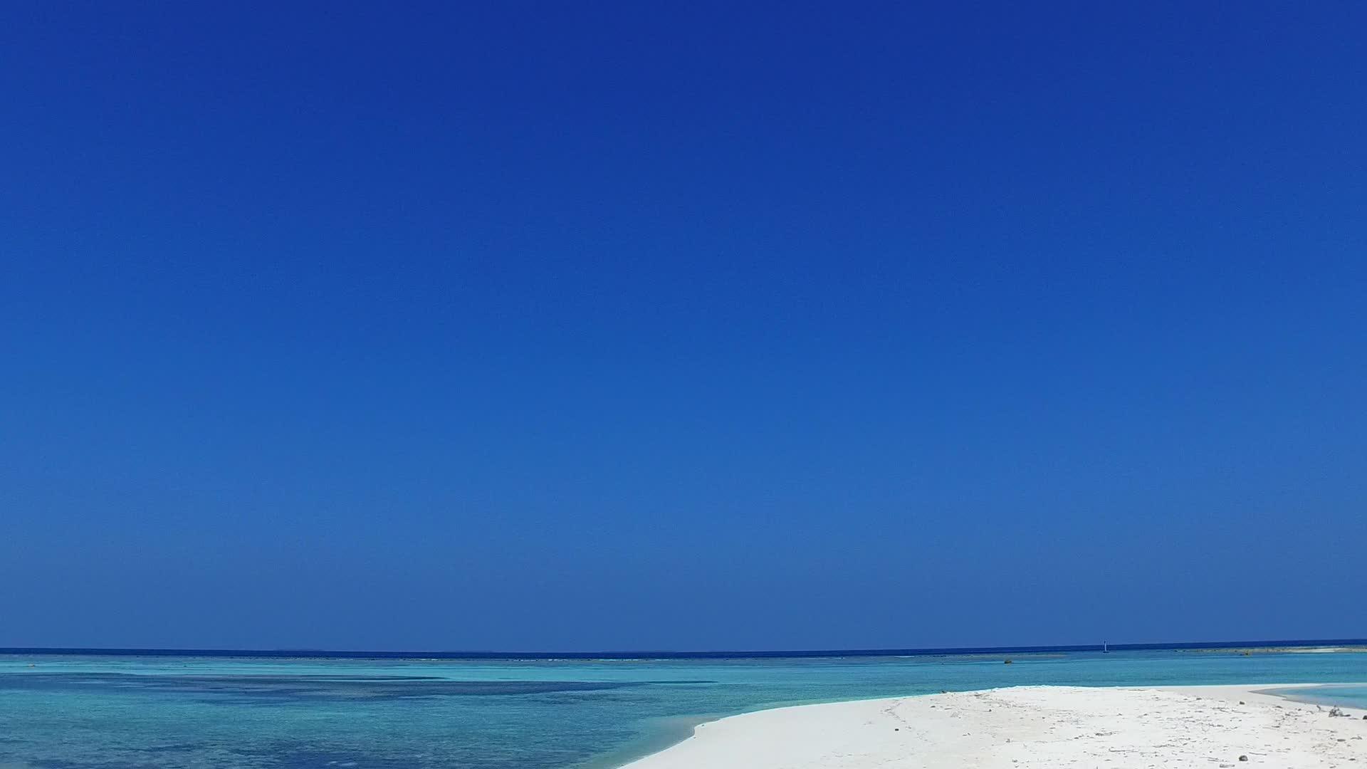 蓝绿水和白沙本背景的蓝绿水在日落前绘制的天堂度假胜地视频的预览图