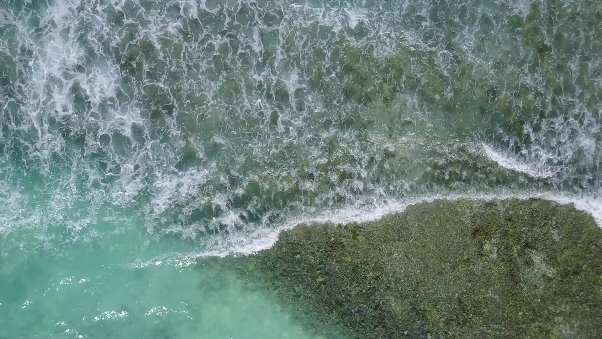 天堂度假村海滩之旅的开放性质在暗礁附近有一个白色的沙质背景视频的预览图