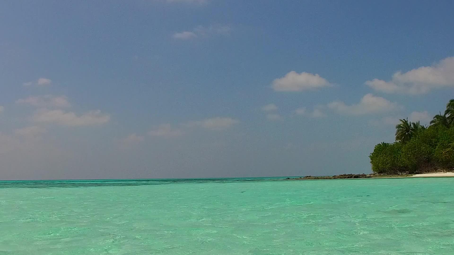 完美的白色沙沙背景通过透明的水和度假胜地附近的白色沙沙背景视频的预览图