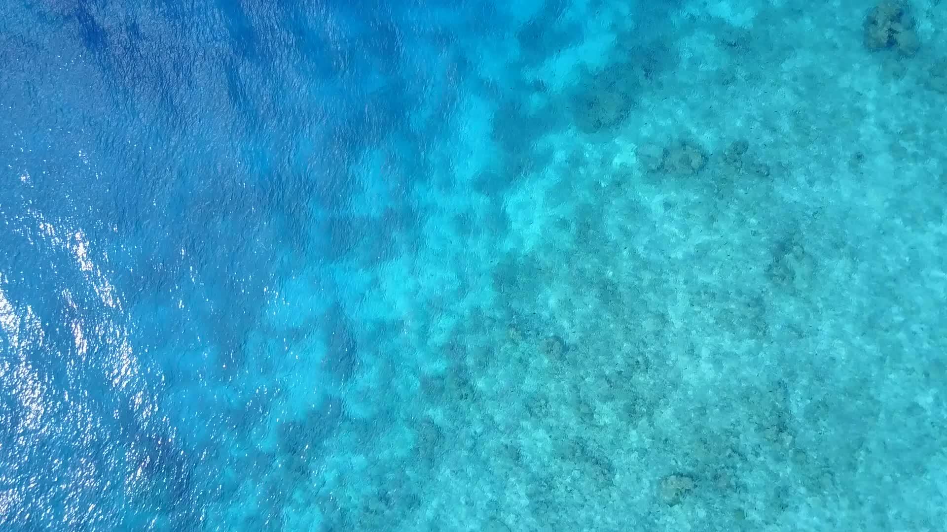 沙巴附近有明亮的沙背景靠近蓝色的环礁湖视频的预览图