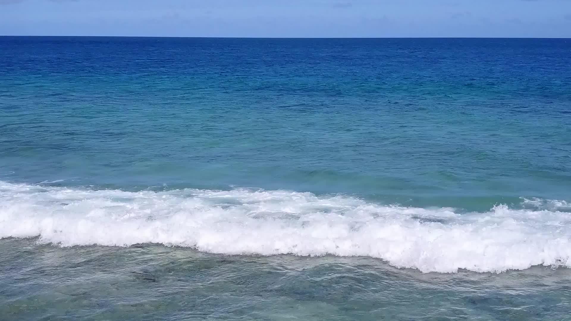 沙洲附近白沙背景浅海豪华岛屿海滩浪漫海景视频的预览图