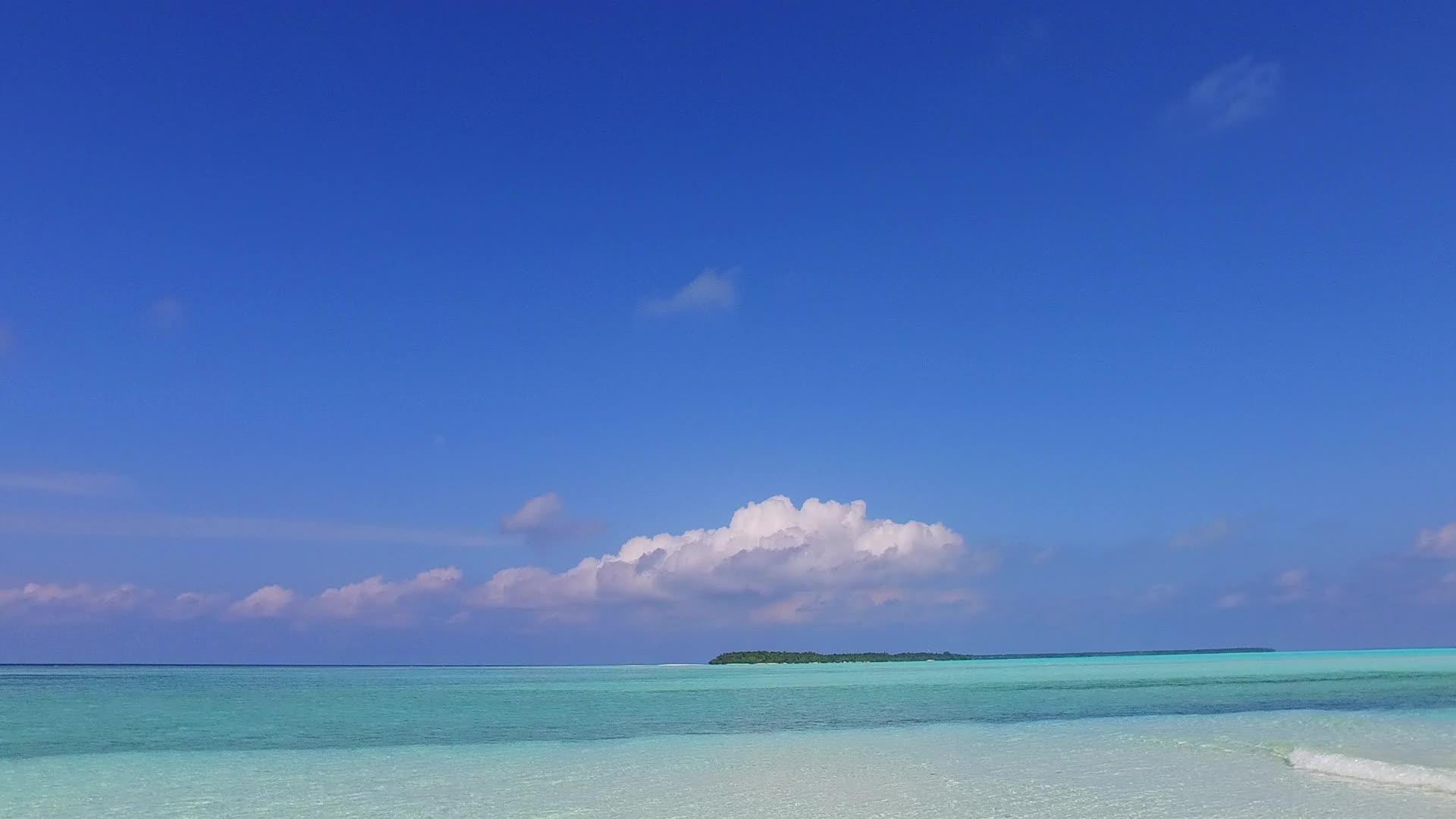 在海滩附近有一个蓝色的水礁环礁湖有一个干净的沙土背景视频的预览图