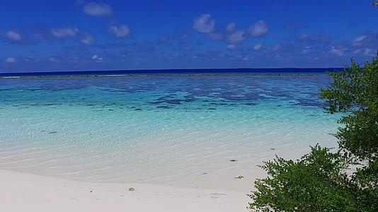 海底旅游以水蓝环礁湖和阳光下的白色沙滩为背景视频的预览图