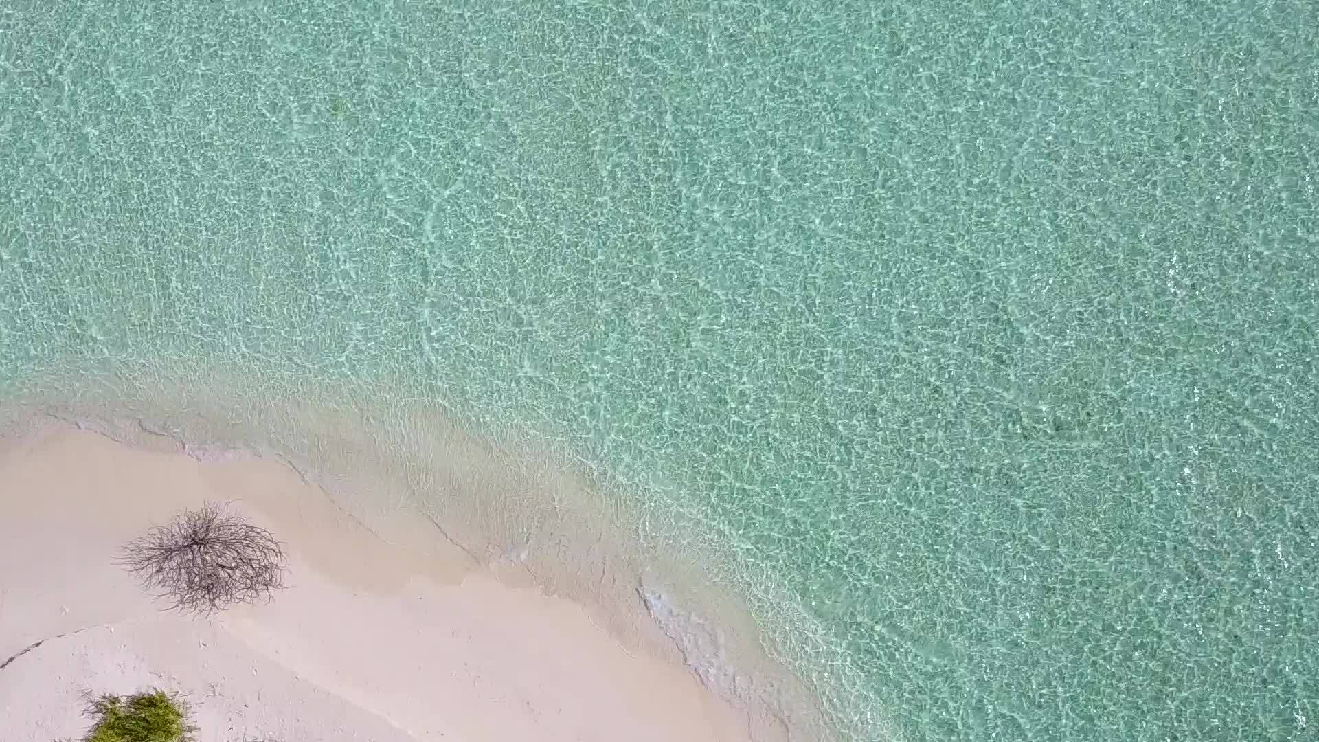 利用蓝绿水和白沙的背景在度假胜地附近游览奇特的海岸线视频的预览图