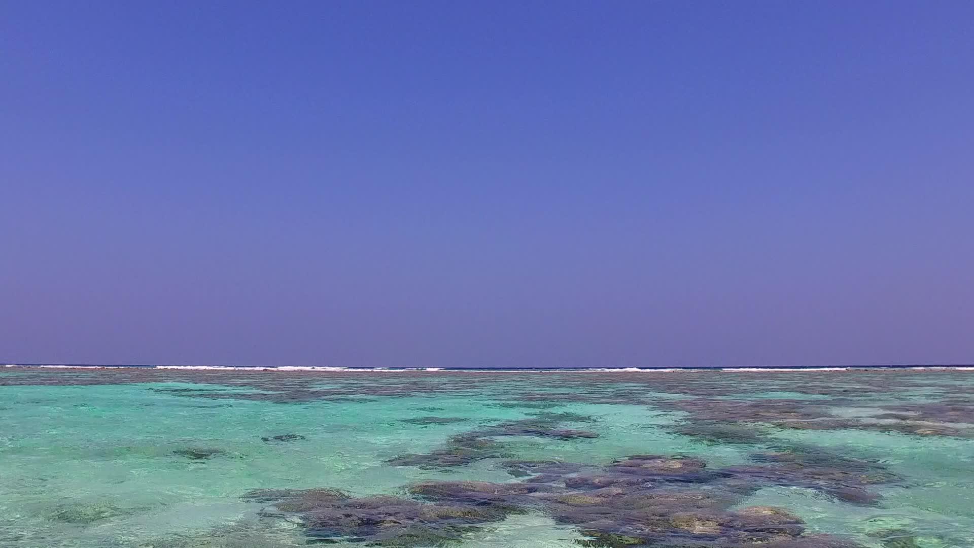浪漫浪漫的浪漫主义在蓝海和珊瑚礁附近的白色沙滩航行视频的预览图